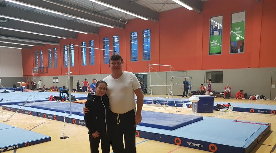 Андрей Резвов с Оксаной Александровной Чусовитиной, олимпийская чемпионка 1992 года в командном первенстве, трёхкратная чемпионка мира, чемпионка Европы, чемпионка Азиатских игр. В настоящее время выступает за Узбекистан. Единственный человек в истории гимнастики, принимавший участие в 7 летних Олимпиадах (1992, 1996, 2000, 2004, 2008, 2012, 2016). Заслуженный мастер спорта СССР (1991)